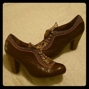 Poetic License London brown leather tie up heels